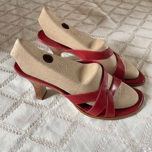 White MT red heel sandal, like new, size 9 - Picture 3 of 10